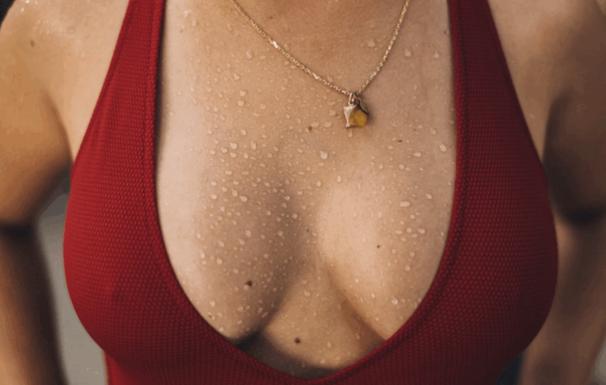 左邊胸部比較大