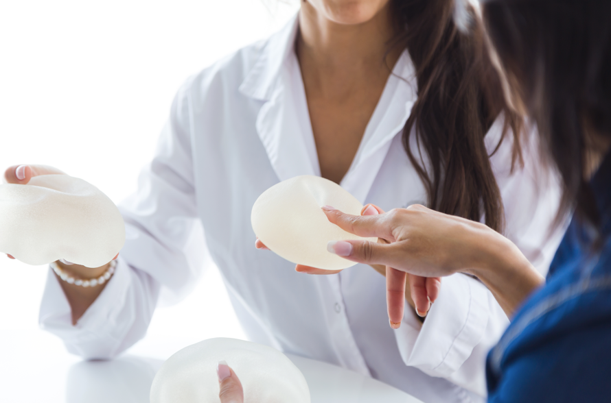 醫師示範兩種不同植入物的比較，說明隆乳設計差異