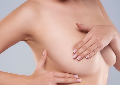 一位女性用手輕撫胸部，圖片左上方有中文文字說明「珍珠波隆乳術後感覺胸型不對稱」