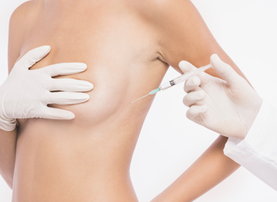 醫師為女性進行胸部注射治療，象徵提乳與修復手術