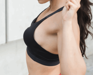 一位女性側身，穿著一件黑色的運動內衣，展示其手臂和胸部側面