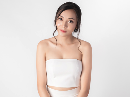 純白簡約的平口穿搭，能凸顯珍珠波的自然柔軟與胸部線條的和諧美感