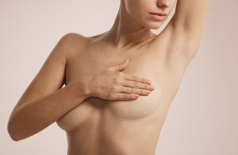 柔滴義乳服貼胸壁、結構柔軟，能讓隆乳後的胸型呈現自然下垂的柔順弧線