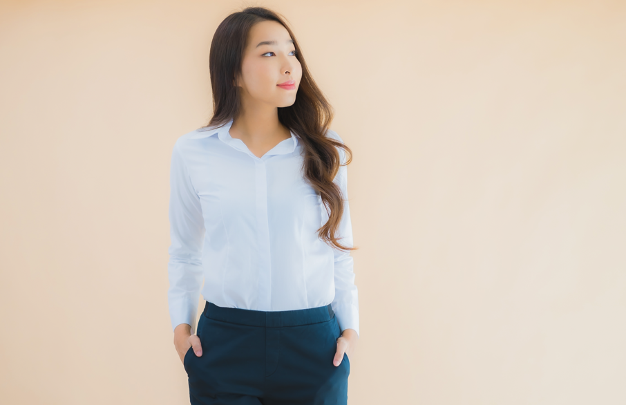 以「色差與層次」搭配簡約藍襯衫，透過深淺對比強化胸線立體度與專業自信