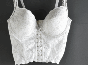 白色蕾絲束身胸衣/情趣內衣與時尚單品/女性性感魅力和服飾配件/黑白背景下的風格擺拍