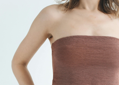 模特兒穿著咖啡色泡泡織紋平口上衣的正面特寫