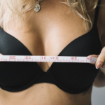 女性使用皮尺測量內衣尺碼的教學示範，確保選購合身的黑色無痕內衣