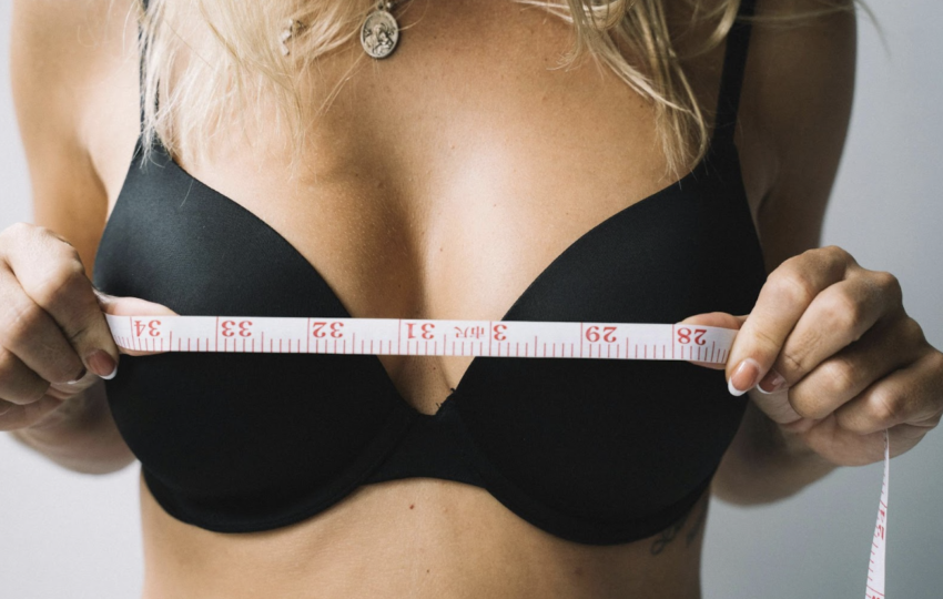 女性使用皮尺測量內衣尺碼的教學示範，確保選購合身的黑色無痕內衣