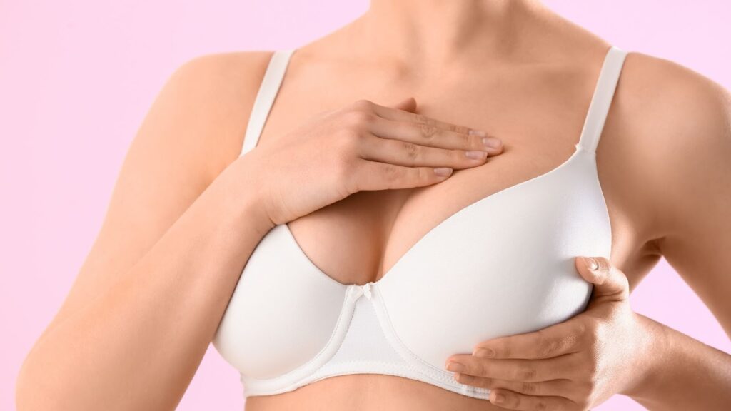 女性穿著白色胸罩展現隆乳手術後的飽滿胸型與自然美感，呈現自信與專業的術後效果