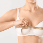 專業人員使用量尺為穿著白色內衣的女性測量胸圍大小，進行隆乳手術前的精準數值評估