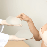 醫師向女性患者展示並對比兩款不同規格的矽膠隆乳假體，解釋材質差異與觸感