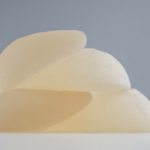 三個不同尺寸與形狀的霧面矽膠隆乳植體堆疊展示，呈現果凍矽膠的質地與自然水滴形弧度