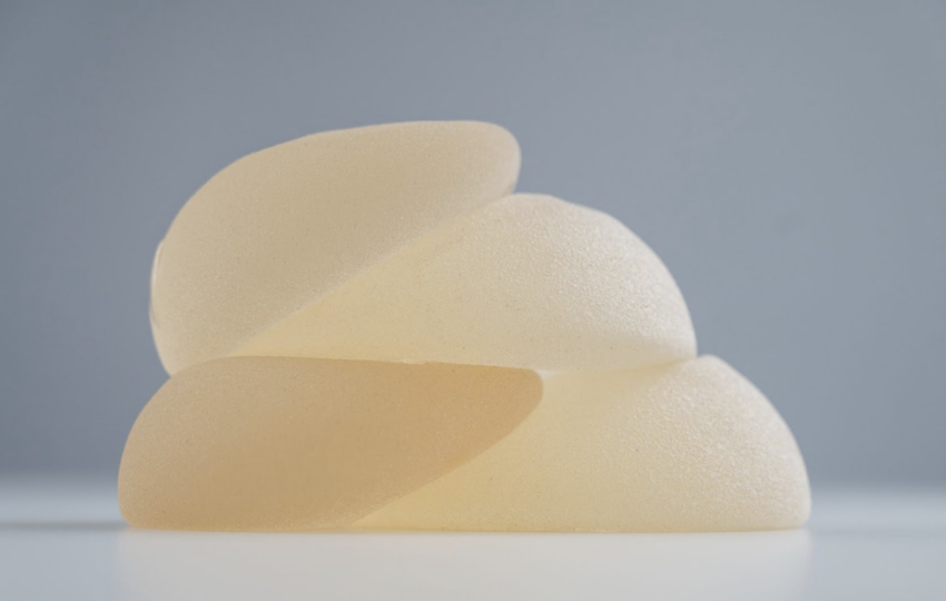 三個不同尺寸與形狀的霧面矽膠隆乳植體堆疊展示，呈現果凍矽膠的質地與自然水滴形弧度