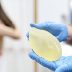 醫護人員雙手展示一個圓盤狀的毛面矽膠隆乳假體，清晰呈現植體的高凝聚力質地