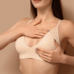 女性穿著運動內衣並進行胸部外型自我檢查