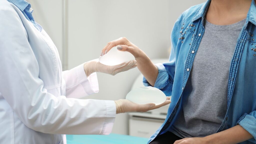 醫師與患者進行面對面諮詢，現場展示並讓患者觸摸義乳材質