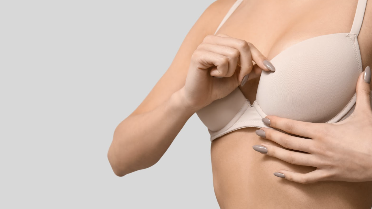 女性穿著淺色內衣，展示胸部線條與術前術後評估效果