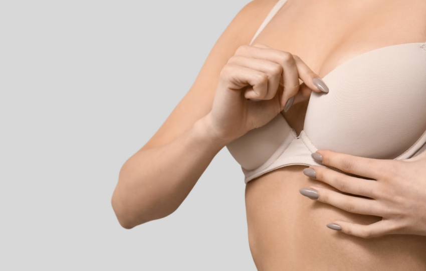 女性穿著淺色內衣，展示胸部線條與術前術後評估效果